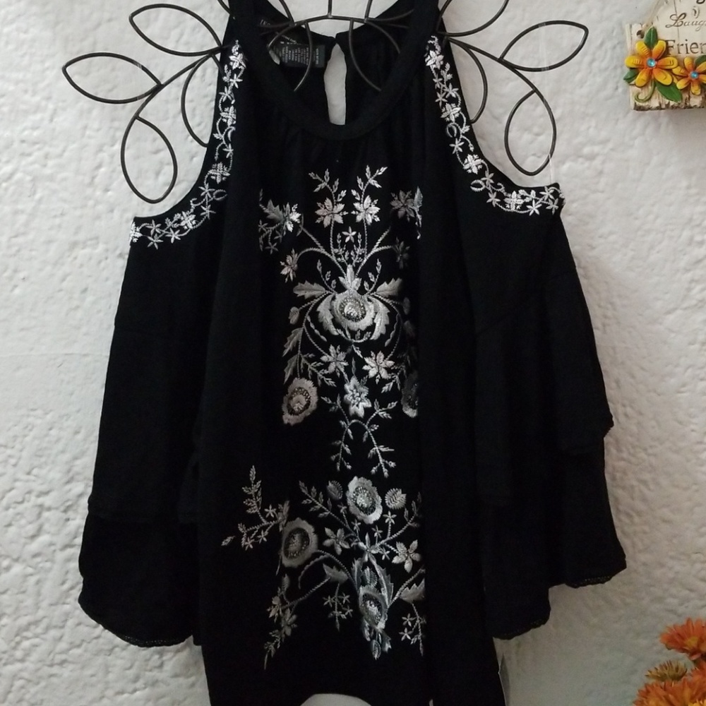 SOLD Beautiful cold shoulder top/ No tag